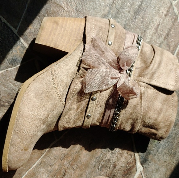 Boots 👢 - Picture 2 of 5